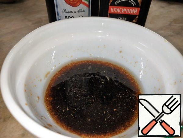 Make a dressing:
mix the oil, soy sauce and balsamic vinegar.