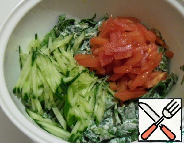 Now cut the cucumber and tomato into large strips. Gently mix with the seasoned spinach.
Arrange on serving plates or in a large salad bowl for general serving.
Sprinkle generously with grated cheese and a mixture of seeds on top (you can use your favorite chopped nuts).
Design according to your taste.
It is advisable to prepare a salad and season it before serving.