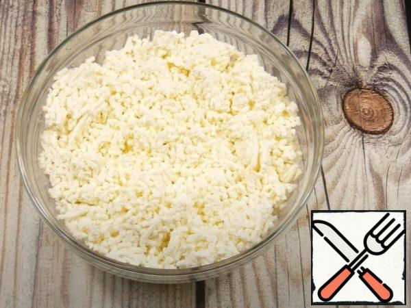 For the filling, we scroll the cottage cheese through a meat grinder.
