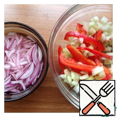 Chop the onion into half rings and marinate for 20 minutes. for the marinade: add vinegar and sugar to cold boiled water 100 ml, mix and put the onion there.
In a salad bowl, cut the bell pepper into thin strips, celery into a small cube.