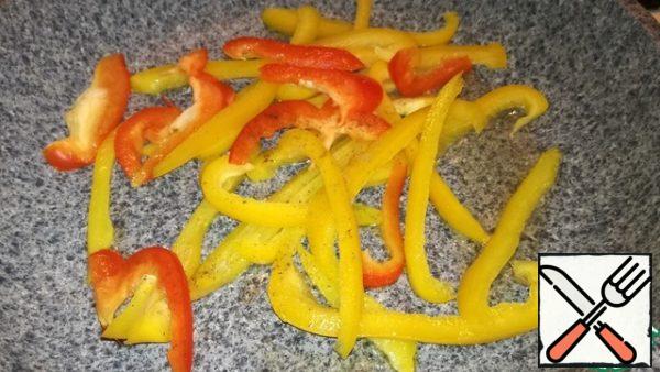 Cut the peppers into strips and fry in a small amount of olive oil, add salt and pepper to taste. Put on top of the Peking cabbage.
