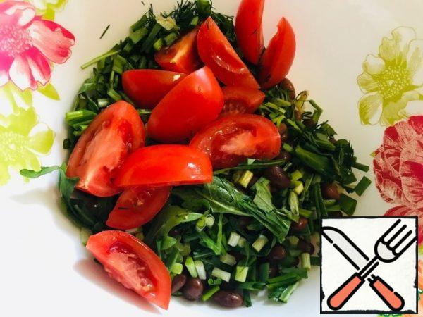 Add chopped tomatoes,
season with soy sauce and butter.
The original recipe used sesame oil.