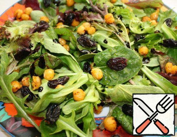Green Salad with Chickpeas and Raisins Recipe