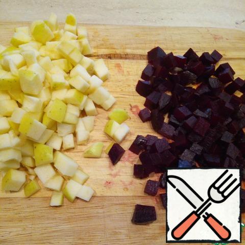 Peel the Apple from the core, cut into a medium cube, and pour over the lemon juice.
Peel the beets and cut them into medium cubes.
All combine in a bowl, add salt, add a little sugar.