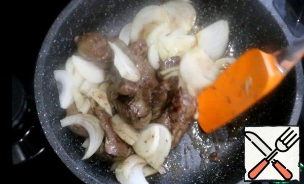 Then add the onion and fry for another 8-10 minutes. Then the finished liver is separated from the onion.