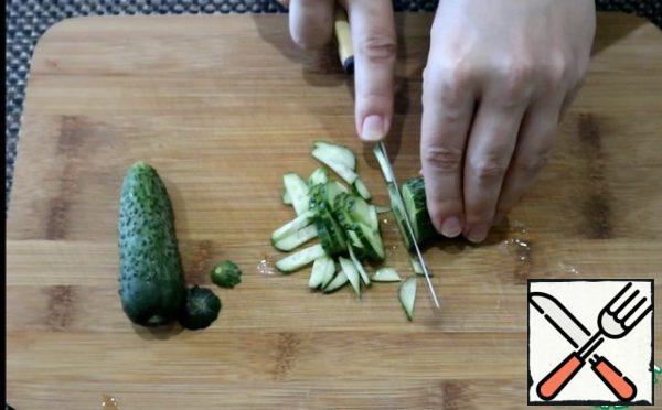 Cut the fresh cucumber into strips.