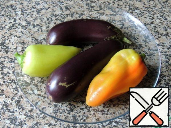 Wash the vegetables and prick the eggplants with a fork (so that they do not burst). Bake in the oven on the grill for 15-20 minutes at 180 degrees.