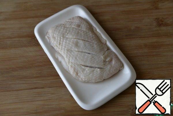 Wash the duck breast, dry it, make incisions on the skin, without touching the flesh, so that the fat is better melted.