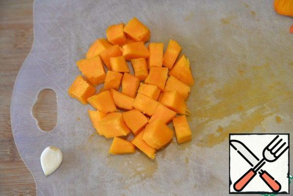 Peel the pumpkin and cut it into small cubes.