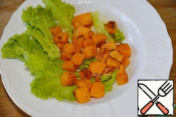 On a serving dish (plate) put lettuce leaves, you can use any salad mix. Put the pumpkin on top.
