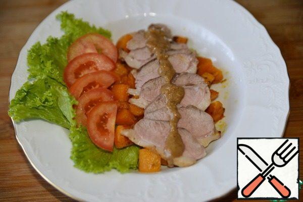 Cut the duck breast into thin slices. Put the pumpkins on top. Next put the cherry tomatoes cut in half, I have regular tomatoes "cream". Top the duck breast with the dressing.