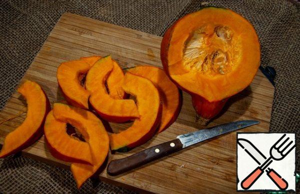 Cut the pumpkin into slices 2-3 centimeters thick, remove the seeds and soft core.