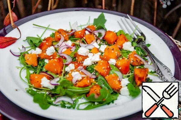 Allow the finished pumpkin to cool slightly, cut off the skin and cut into cubes. Spread the arugula on the plates, put the pumpkin slices and feta cubes on top. Pour the dressing.