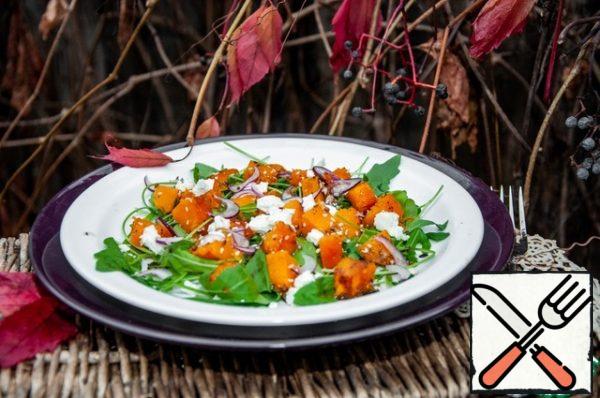 Serve the salad warm. You can decorate with sesame seeds, fried seeds or nuts.