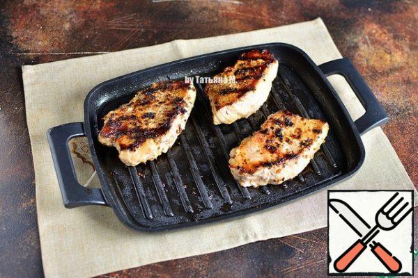 Fry the pork in a grill pan (or in a regular frying pan) until the desired roasting. I quickly fry on high heat, turning, 10-15 minutes, no more.