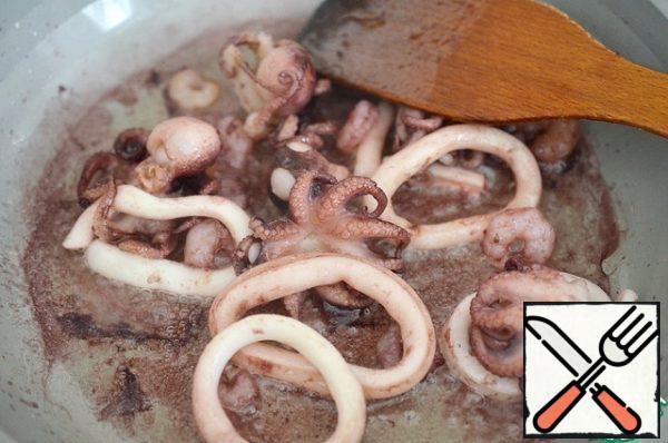 Defrost the sea cocktail, then fry in a frying pan with the addition of 1 tablespoon of oil until tender. For about 10 minutes.