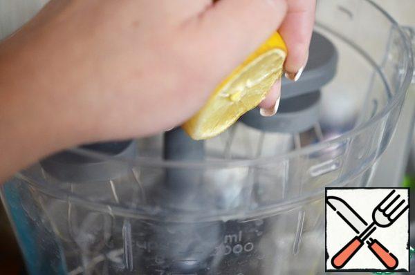 Pour lemon juice into a bowl, then liquid honey and vegetable oil. The whip.