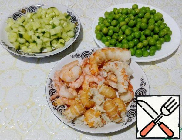 Pour the frozen green peas with boiling water for three minutes, strain. Prepare the shrimp, and pour boiling water over them for three minutes. Since I have cancers, remove the necks from the shell.