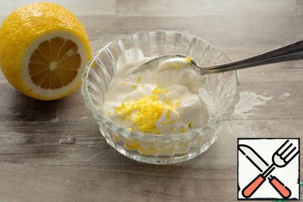 For dressing, add the juice and lemon zest to the sour cream, as well as a little salt and mix.