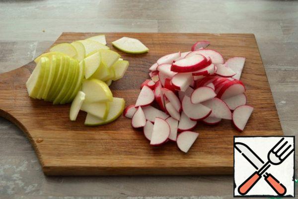 Cut the Apple and radish into slices.
If you are preparing a salad in advance-then sprinkle the apples with lemon juice, so that they do not darken.