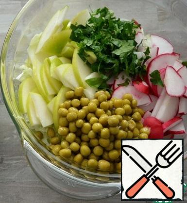Mix the Peking cabbage, radish, Apple in a salad bowl, add chopped parsley and green peas.
Net weight of a can of peas-310 g .