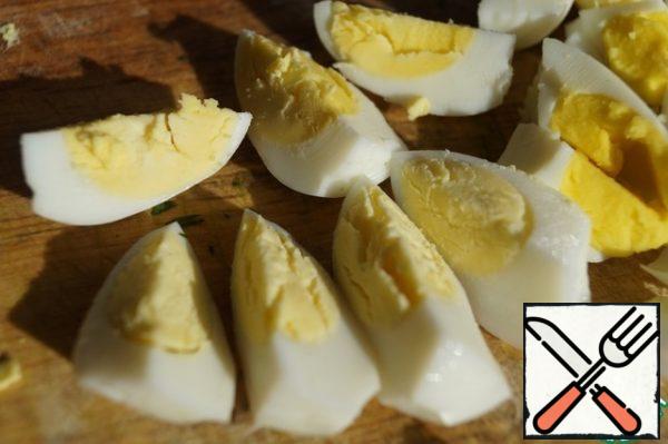 Boil the quail eggs, peel and cut into 4 parts. 