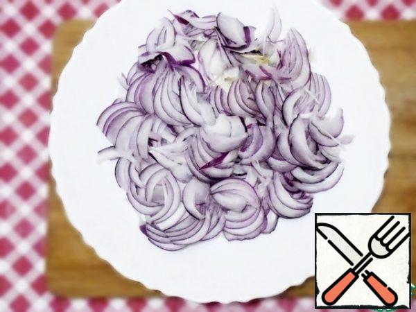 Red onion cut into "feathers".
Squeeze out the juice from half a lemon, leave a little for dressing, pour the rest of the onion, let it be sour. Add a little salt. Allow 10-15 minutes to marinate.