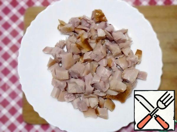 Remove the flesh from the smoked chicken and cut into medium-sized cubes.