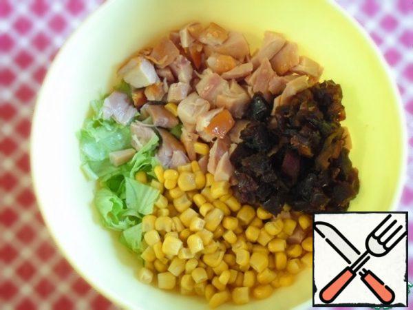 Combine the corn, dates, chicken, and first-cut salad in a bowl.
Stir.