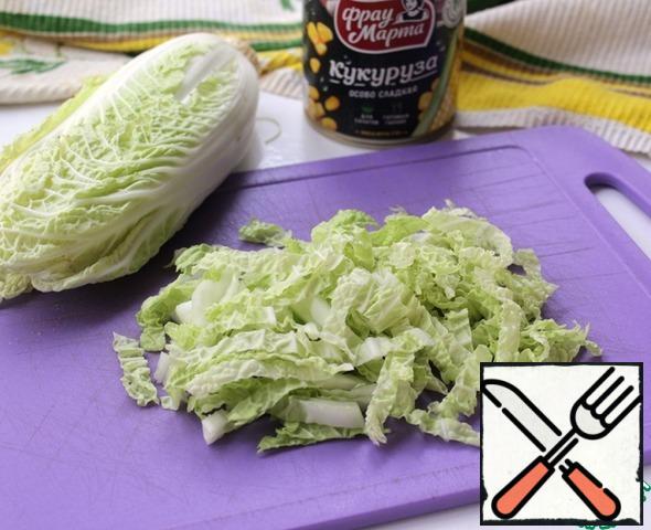 Slice the Peking cabbage.