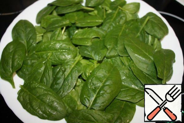 Wash the spinach leaves and place on a platter.