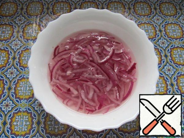 Cut the onion into half rings. Add sugar, Apple cider vinegar and 100 ml of water. leave to marinate for 15 minutes. Drain the water.