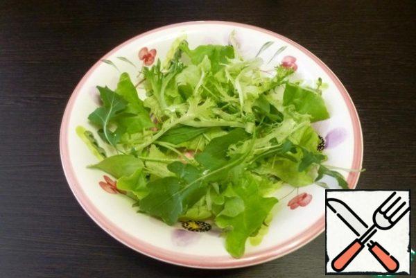 Wash the lettuce and arugula leaves, dry them and put them on a large, beautiful plate. Tear the lettuce leaves into pieces.