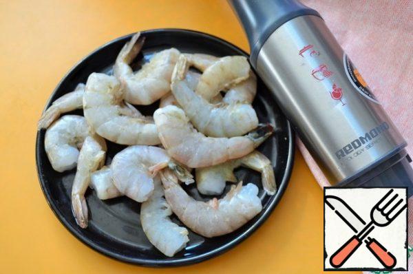 Cook the prawns and carrots, strain and leave 50 ml of the broth.