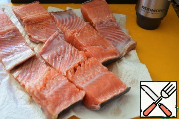 Clean the fish, cut into pieces, remove the ridge.
Wash and dry.