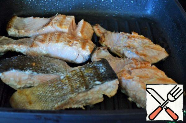 Preheat the grill pan.
Brush the fish with vegetable oil and fry on both sides for a couple of minutes.
Sprinkle with salt and pepper.
