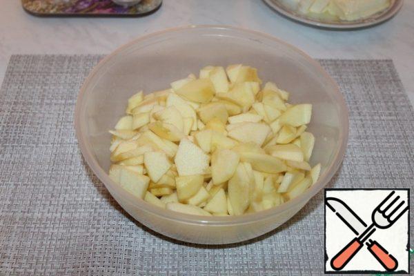 Apples are peeled and cut into small thin plates.