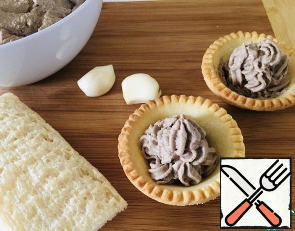 The pate is still warm, put it in a dish or container, let it cool, put it in the refrigerator.
You can eat it warm and spread it on bread and crackers. It tastes best when it cools down on the second and third days.