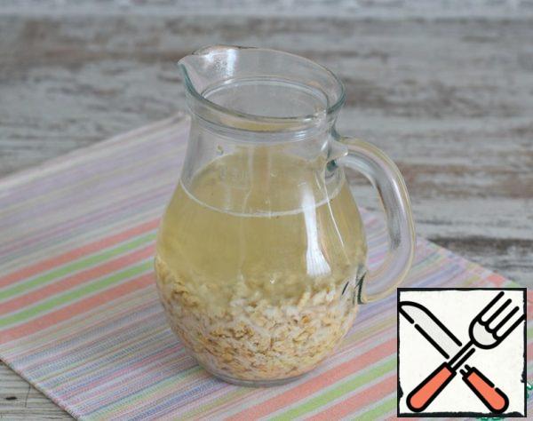Prepare oatmeal milk.
Pour the oat flakes with boiled or filtered water at room temperature, cover the container with a napkin and let it stand for 5-6 hours. (I leave for the night)