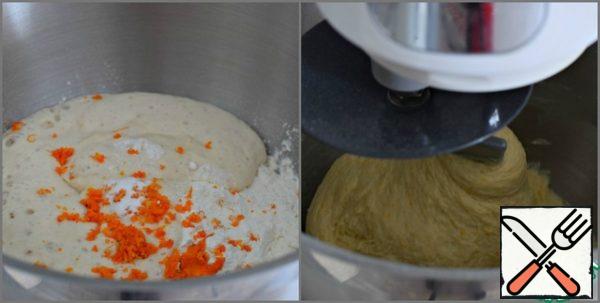 Pour in 200 ml of oat milk, corn (any vegetable) oil, 50 g of sugar, salt, add vanilla, orange zest, sifted flour and pour in the sourdough. Knead the dough.
The dough turns out soft, lively, plastic. Since flour can be different (density, humidity, gluten content), there is no need to add all its amount to the dough at once. You may need less or more flour.