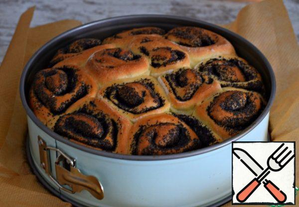 Cool the finished buns in the form of 15-20 minutes.