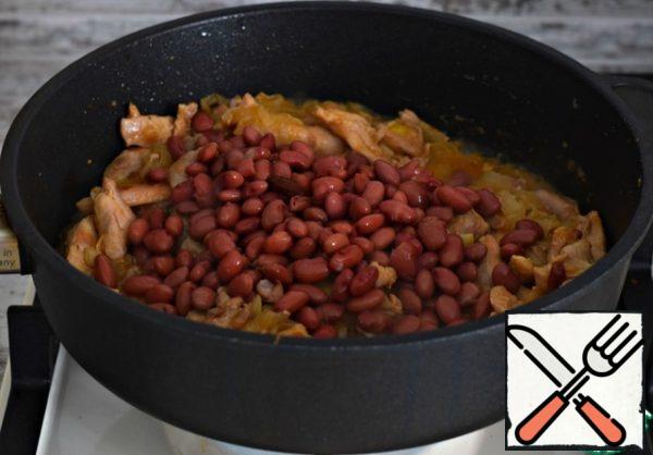 Add the canned (or pre-boiled) beans to the pan (drain the liquid), mix, warm up the chicken meat with onions and beans without a lid for a couple of minutes.
Everything is ready!