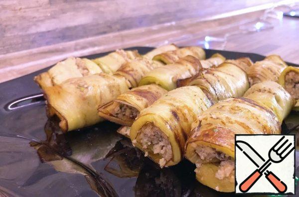 Put the filling along the entire tongue and roll it into a roll.
Done! Serve with love, bon appetit!