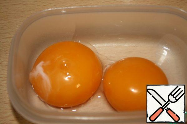 Carefully separate the yolks from the whites.
Place the yolks in a suitable container so that they can be filled with marinade.