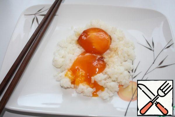 In 8 hours, the yolks will be covered with a strong shell, and inside there will be a thick yolk soaked in sauce.
And if you hold it for a day, the yolks will turn amber and even thicker.