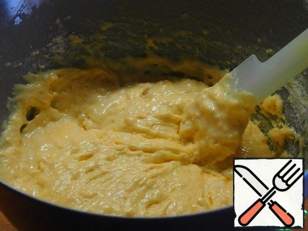 Add the sifted flour mixed with baking powder and mix.
Cover the bottom of the mold with baking paper, pour out the dough and bake at 180 degrees for about 20 minutes, focusing on your oven. Ready to check with a match.