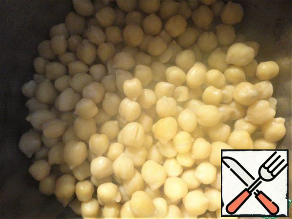 You can take canned chickpeas, or you can cook them. To do this, fill the chickpeas with cold water in the evening. In the morning, wash with water. Fill with new cold water, put on the fire and bring to a boil. Reduce the heat and cook for 10 minutes. We drain the water, wash it again and fill it with cold water again. Once again bring to a boil and cook for 40 minutes on low heat. Salted 10 minutes before the end of cooking. Instead of chickpeas, you can use beans.