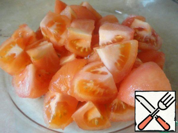To remove the skin from the tomatoes, cut them on top with a cross. Send to boiling water for 1 minute. After this, the skin is easily separated. Cut the peeled tomatoes into large cubes. Well, you can also take a can of canned tomatoes in their own juice.