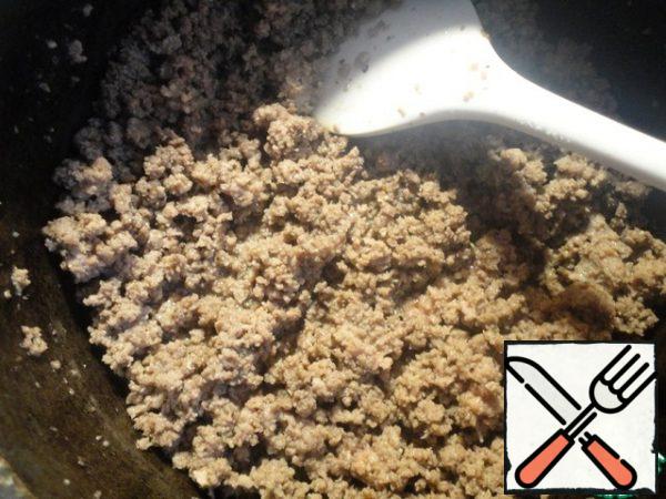 Fry the minced meat in vegetable oil. Salt it and pepper it.