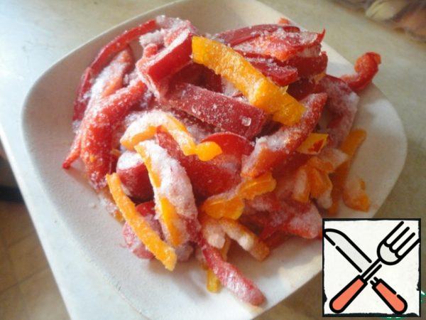 Cut the bell pepper into strips. I used ice cream. It is desirable to take a multi-colored pepper. This way the dish will be more bright.